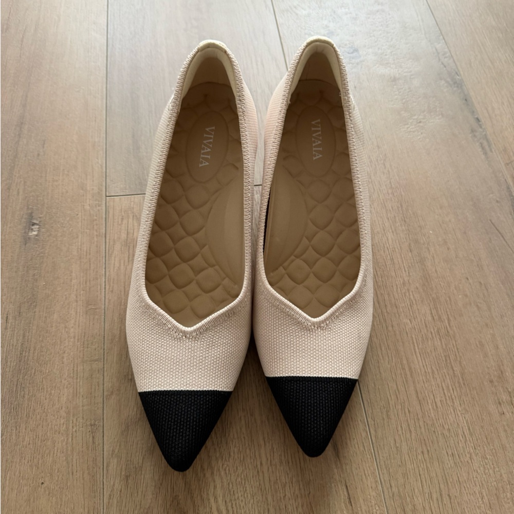 VIVAIA Pointed-Toe Kitten Heels in Cream and Black (Scarlett) - Picture 3 of 4
